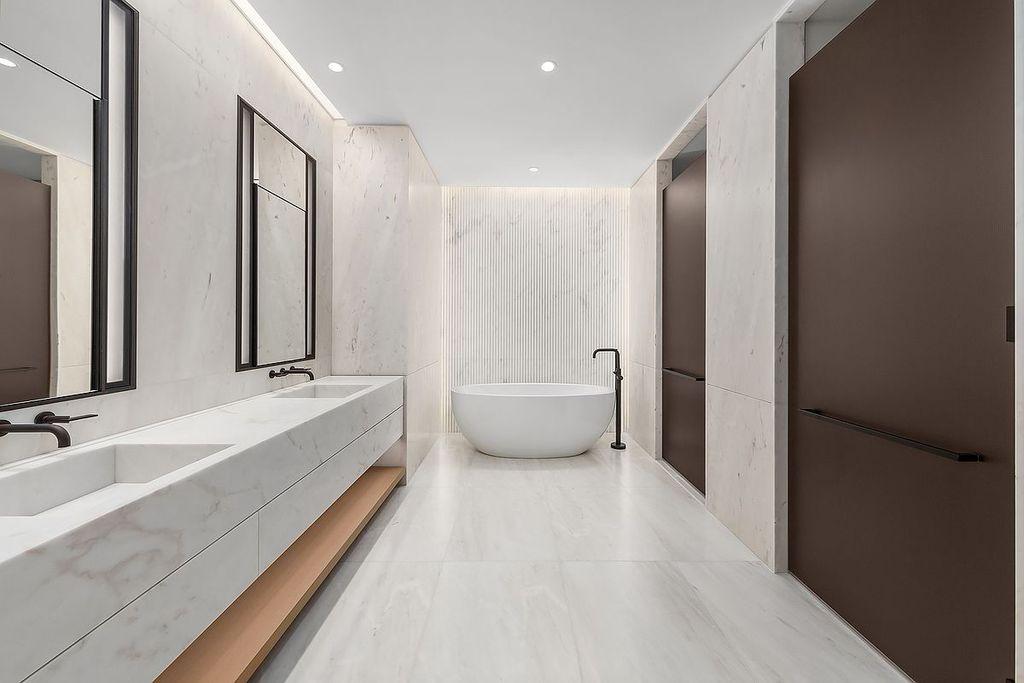 bedroom of 4 bed condo in New York, NY