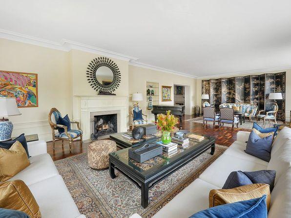 bedroom of 5 bed condo in New York, NY