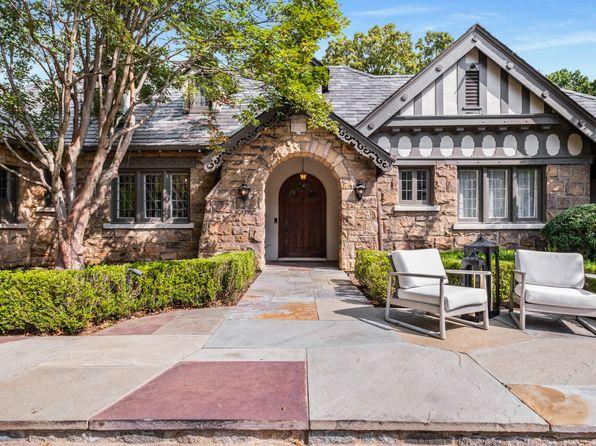exterior of 5 bed single family in Nashville, TN