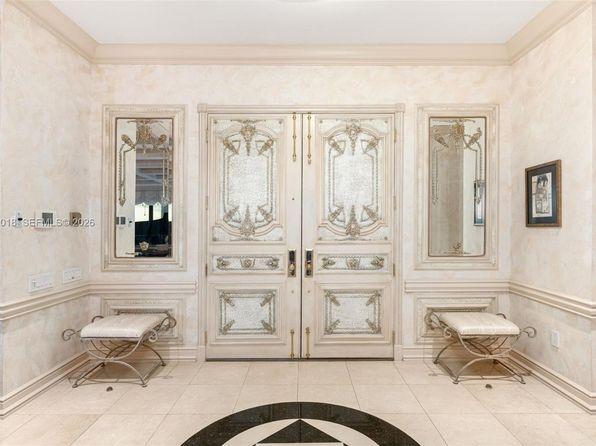 bathroom of 5 bed condo in Miami Beach, FL