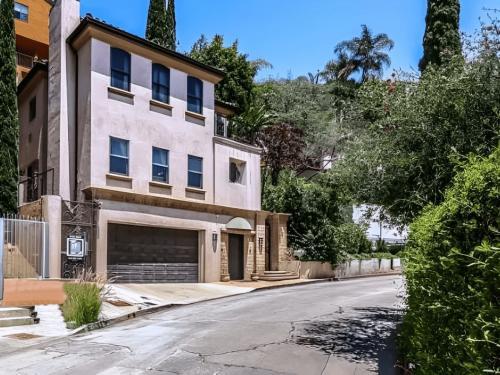 exterior of 3 bed single family in Los Angeles, CA