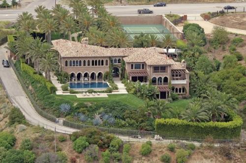 exterior of 7 bed single family in Malibu, CA