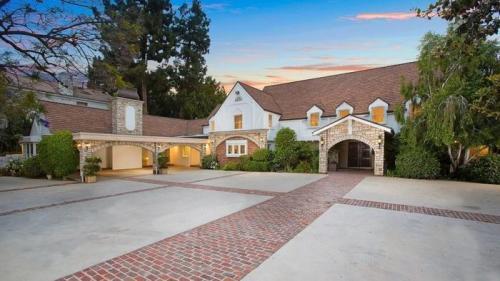 exterior of 7 bed condo in Los Angeles, CA