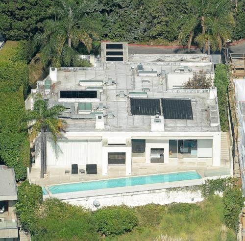 exterior of 2 bed single family in Los Angeles, CA