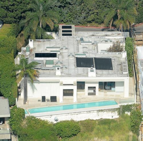 exterior of 2 bed single family in this gorgeous Hollywood Hills mansion in Los Angeles, CA