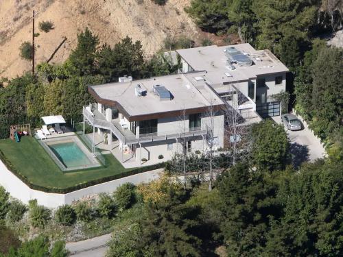 exterior of 5 bed single family in Beverly Hills, CA