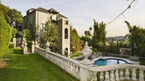 exterior of 4 bed single family in Los Angeles, CA
