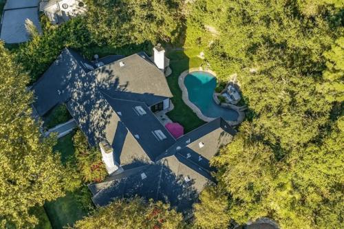 exterior of 3 bed single family in Beverly Hills, CA