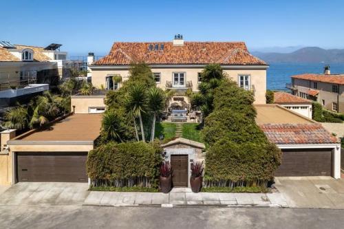exterior of 7 bed single family in San Francisco, CA