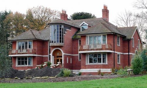 exterior of 6 bed single family in East Grinstead, UN