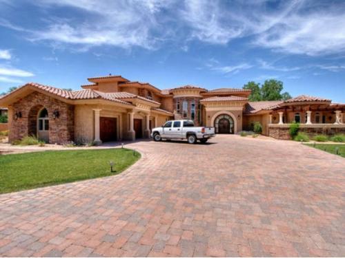 exterior of 9 bed single family in Calabasas, CA