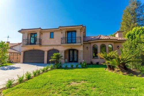 exterior of 5 bed single family in Los Angeles, CA