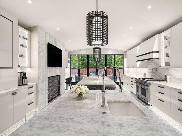 bedroom of 5 bed single family in New York, NY
