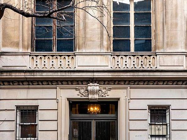 kitchen of 7 bed townhouse in New York, NY